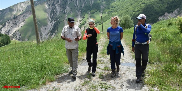 Emekli olup dünyayı dolaşan gezgin kadın Hakkari'nin doğasına hayran kaldı