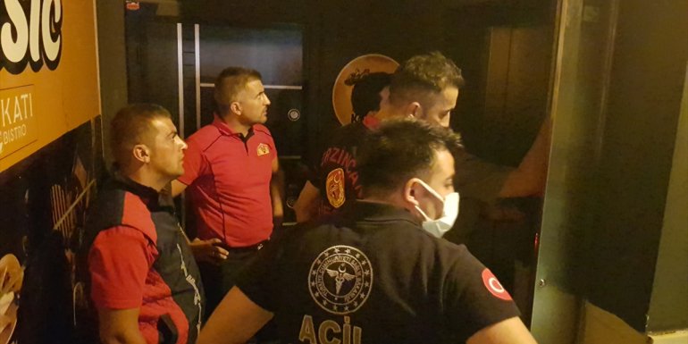 Erzincan'da asansörde mahsur kalan 3 kişi kurtarıldı