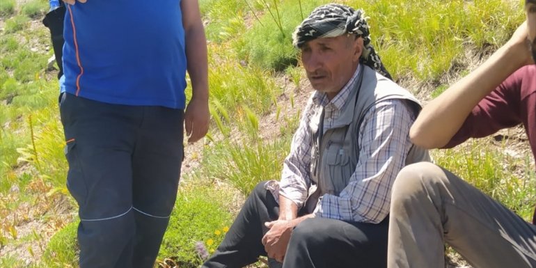 Erzincan'da kayalıklarda mahsur kalan çobanı AFAD ekibi kurtardı