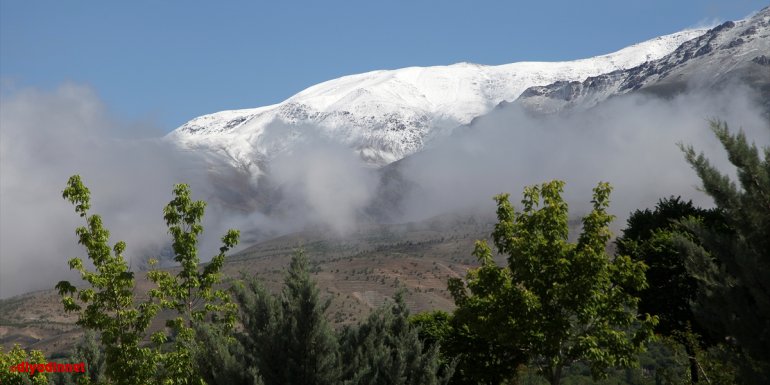 Erzincan'daki Esence ve Munzur dağları haziranda beyaza büründü
