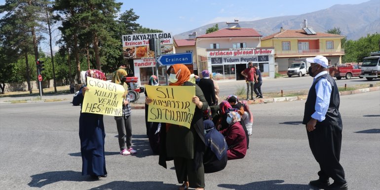 ERZİNCAN - İçme sularının yetersiz olduğunu öne süren bazı mahalle sakinleri yol kapatma eylemi yaptı1