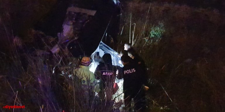 Erzincan'da şarampole devrilen araçta sıkışan yaralıları AFAD ve itfaiye ekipleri kurtardı