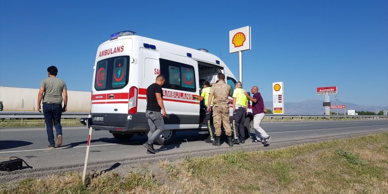 Erzincan'da sulama kanalına devrilen otomobildeki 6 kişi yaralandı