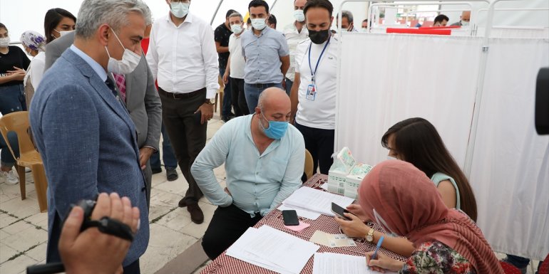 Erzincan Valisi Mehmet Makas, kararsız vatandaşları aşı olmaya ikna etti