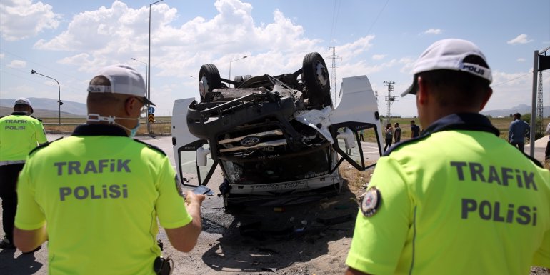 Erzurum'da otomobil ile kamyonet çarpıştı: 4 yaralı