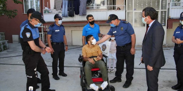 Erzurum'da tekerlekli sandalyesi çalınan engelli gencin yüzü polisin akülü araç hediyesiyle güldü