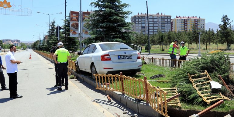 Erzurum'da kamyonetle çarpışan otomobilde sıkışan sürücüyü itfaiye ekipleri kurtardı