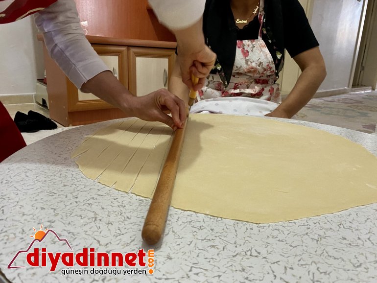 Gurbette tanışan bacılar el emekleriyle lezzet dağıtıyor2