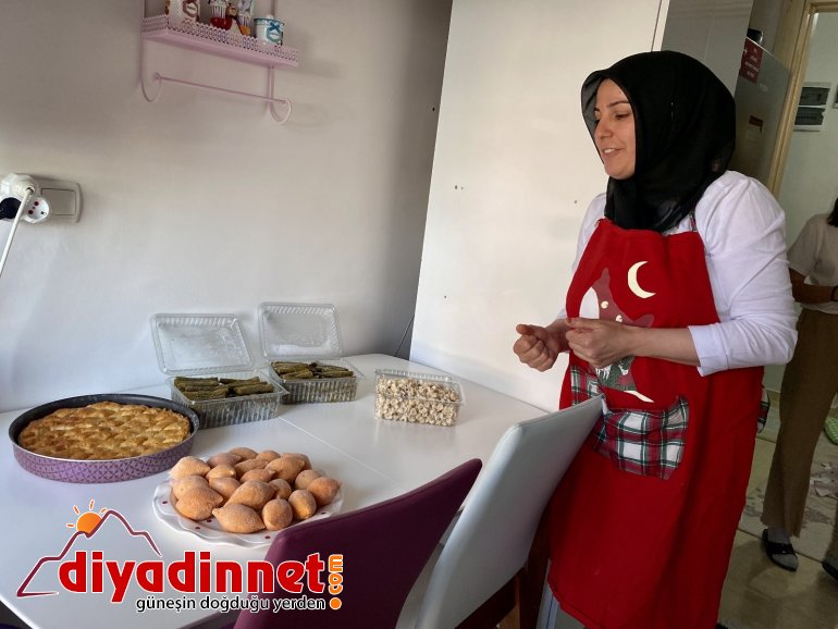 Gurbette tanışan bacılar el emekleriyle lezzet dağıtıyor3