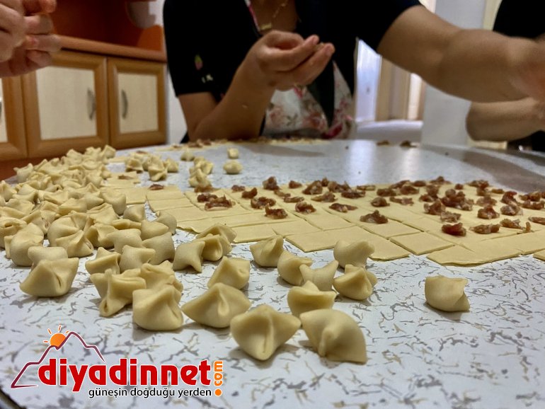 Gurbette tanışan bacılar el emekleriyle lezzet dağıtıyor6