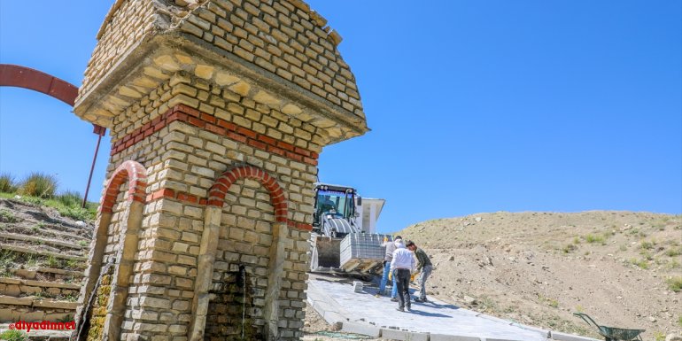 Gürpınar Belediyesi, Van-Hakkari kara yolundaki çeşmeyi yeniliyor