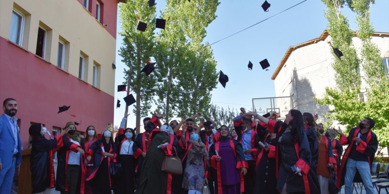 Hakkari'de 80 kişi "okumanın yaşı yoktur" diyerek lise eğitimini tamamladı