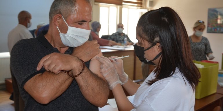 Hakkari'de belediye personeline Kovid-19 aşısı yapıldı