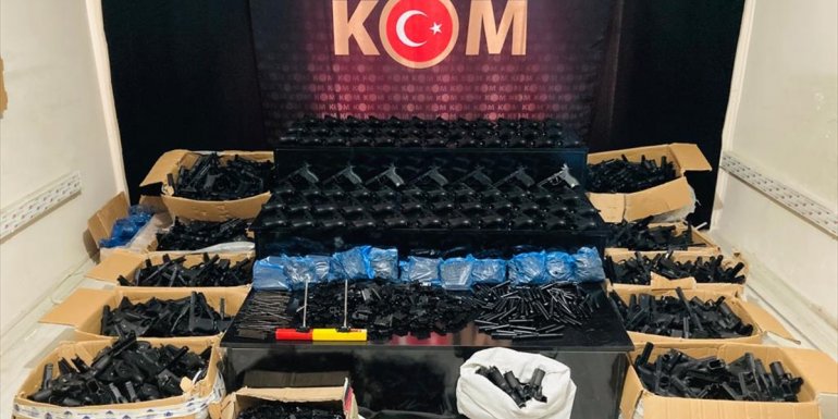 Hakkari'de iş yerinde ve inşaat malzemesi yüklü kamyonda silah ve mühimmat ele geçirildi