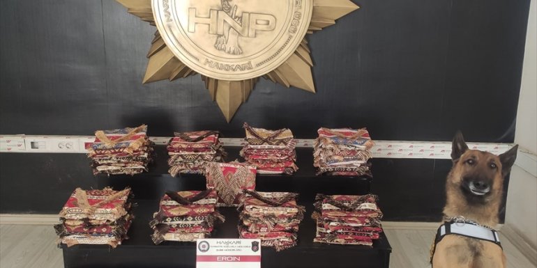 Hakkari'de yastık kılıfına emdirilerek zulalanan eroin ele geçirildi