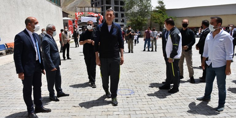 Milli Eğitim Bakanı Ziya Selçuk Hakkari'de gençlerle rafting yaptı: