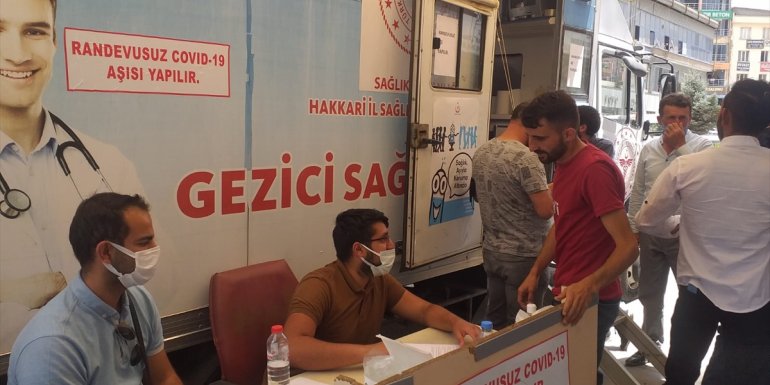 HAKKARİ - Randevusuz aşı aracı ilgi görüyor1