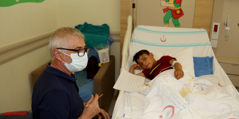 Hastanede tedavi gören Erzurumlu çocuklar 'Halil öğretmen'le derslerinden geri kalmıyor