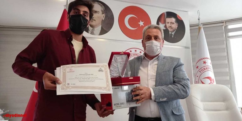 'Hayat Eve Sığar' fotoğraf yarışmasında birinci olan Muhammed Atiş fotoğraf makinesiyle ödüllendirildi