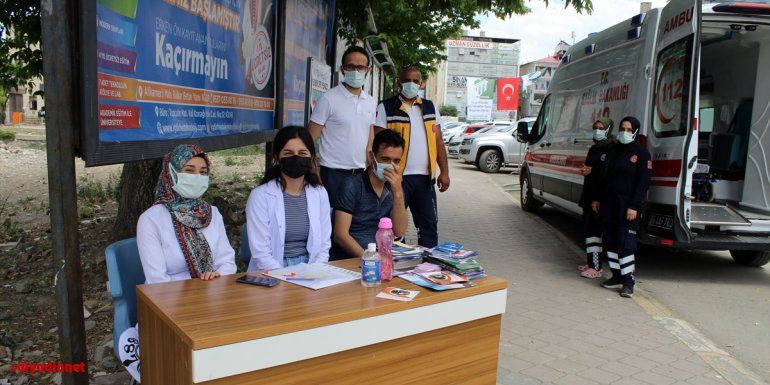 Iğdır'da mobil aşı noktalarında vatandaşlara Kovid-19 aşısı uygulanıyor