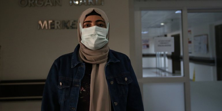 Karaciğer yetmezliğinden yoğun bakımda bulunan kadın, doku nakliyle yaşama tutundu