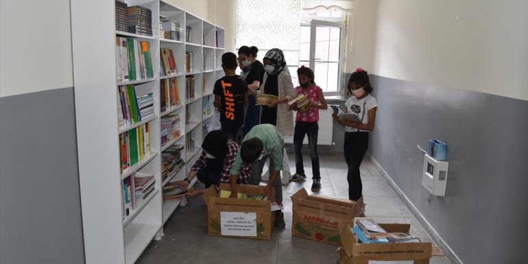 Kars'ta lise öğrencileri kütüphanesi olmayan okullar için seferberlik başlattı