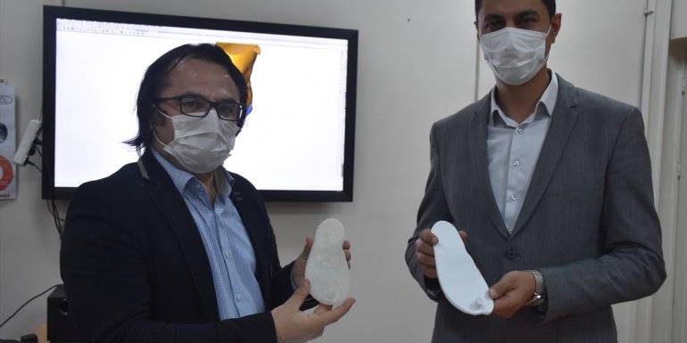 Literatürde tanımlanmamış "üçlü ayak deformitesi" hastaları için özel tabanlık tasarlandı