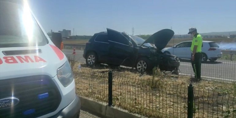 Kars'ta otomobil refüje çarptı: 2'si çocuk 3 yaralı