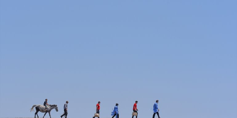 Kars'ta sağlık ekipleri yaylada vatandaşlara Kovid-19 aşısı uyguluyor