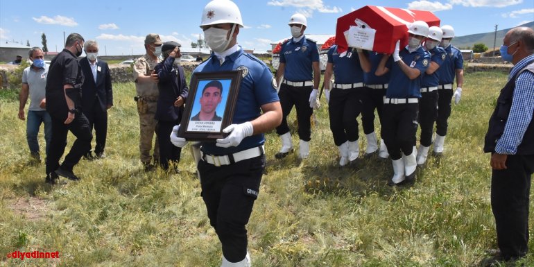 Bursa'da silahının kazara ateş alması sonucu vefat eden polis memuru Kars'ta toprağa verildi