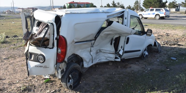 Kars'ta iki otomobil çarpıştı: 3 yaralı