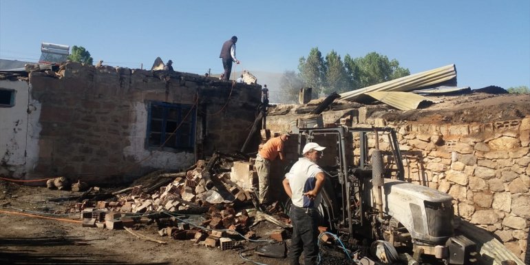 Kars'ta köyde çıkan yangında 4 ev ve 1 traktör yandı