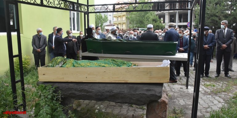 Kars'taki trafik kazasında ölen 2 kardeş defnedildi