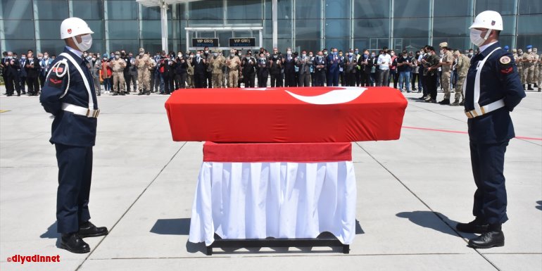 Kars'taki trafik kazasında şehit olan Astsubay Egemen Öztürk'ün cenazesi İzmir'e uğurlandı