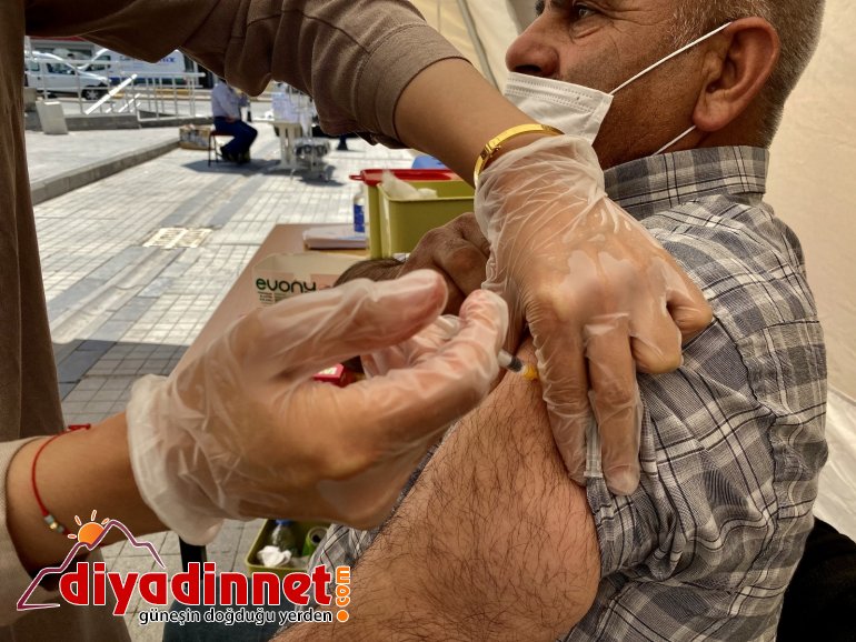 Kırmızı kategoride olan Ağrı da mobil aşı stantları ilgi görüyor2