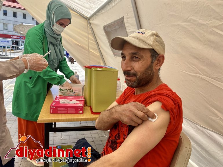 Kırmızı kategoride olan Ağrı da mobil aşı stantları ilgi görüyor4