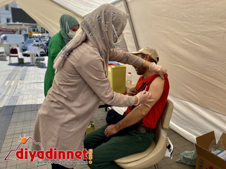 Kırmızı kategoride olan Ağrı da mobil aşı stantları ilgi görüyor5