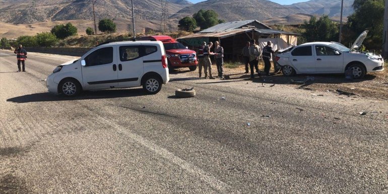Malatya'da iki otomobil çarpıştı: 2 yaralı
