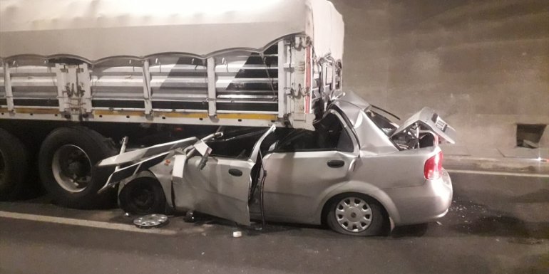 Malatya Erkenek Tüneli'nde otomobiliyle tıra arkadan çarpan öğretmen öldü