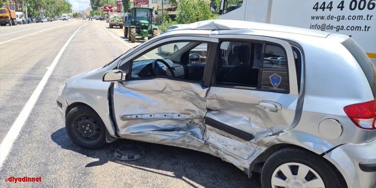 Malatya'da iki otomobil çarpıştı: 3 yaralı