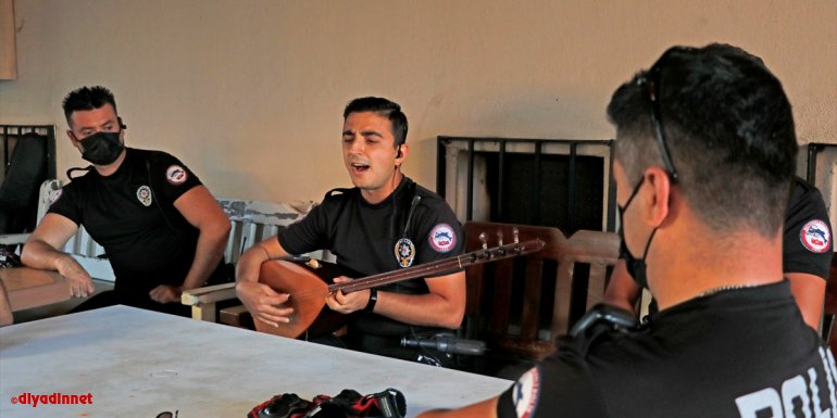 Fethiye'de görev yapan polis memuru müzik tutkusuyla meslektaşlarına da moral oluyor