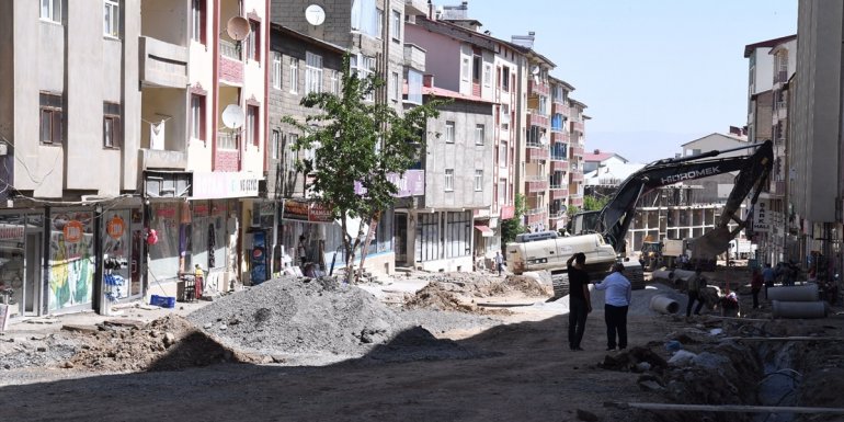 Muş Belediyesi Cumhuriyet Caddesi'ni yeniliyor