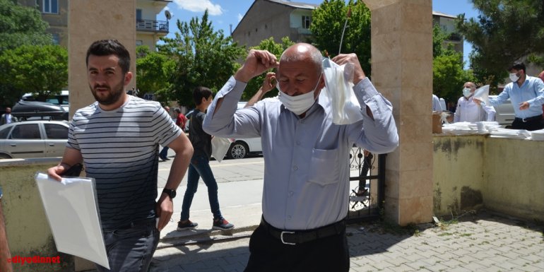 MUŞ - Camiye gelen vatandaşlara maske ve seccade dağıtıldı1