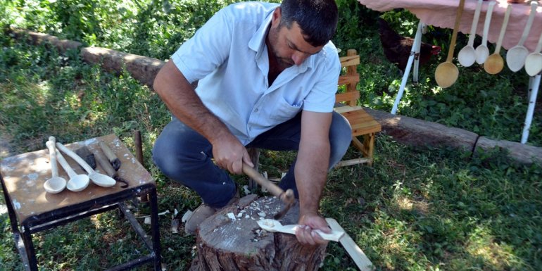 MUŞ - Dedesinden öğrendiği sanatla şimşir ağacından kaşık üretiyor1
