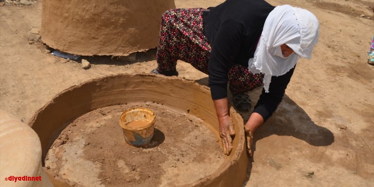 Muş'ta kil topraktan tandır yapan kadınlar aile bütçesine katkı sağlıyor