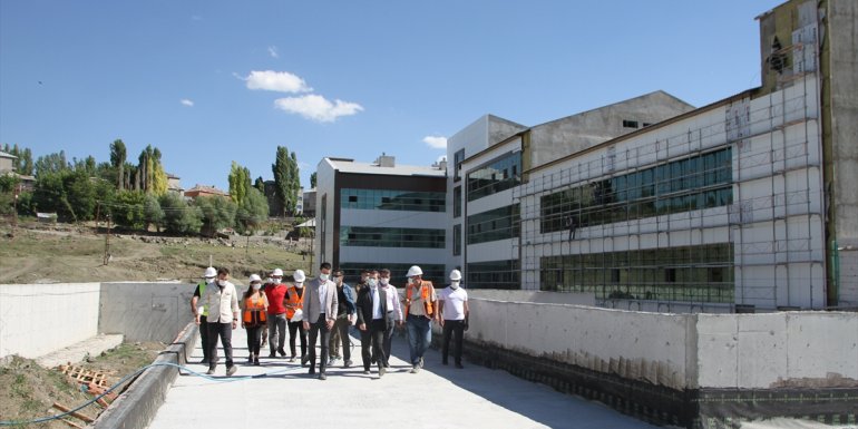 Malazgirt Kaymakamı Demirer, kentteki çalışmaları inceledi