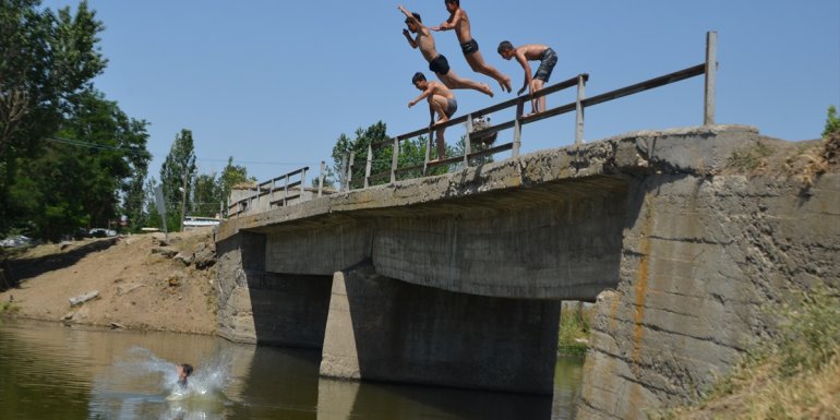 Muş'ta sıcaktan bunalan çocuklar Karasu Nehri'nde serinliyor