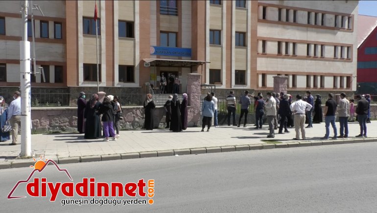 Öğrencilerin korona virüs tedbirli LGS heyecanı başladı1