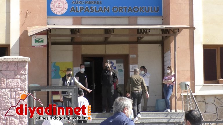 Öğrencilerin korona virüs tedbirli LGS heyecanı başladı2