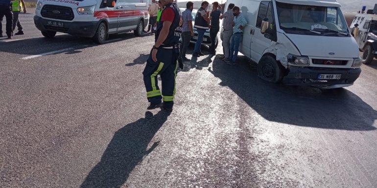 Özalp'ta minibüs ile otomobilin çarpışması sonucu 3 kişi yaralandı